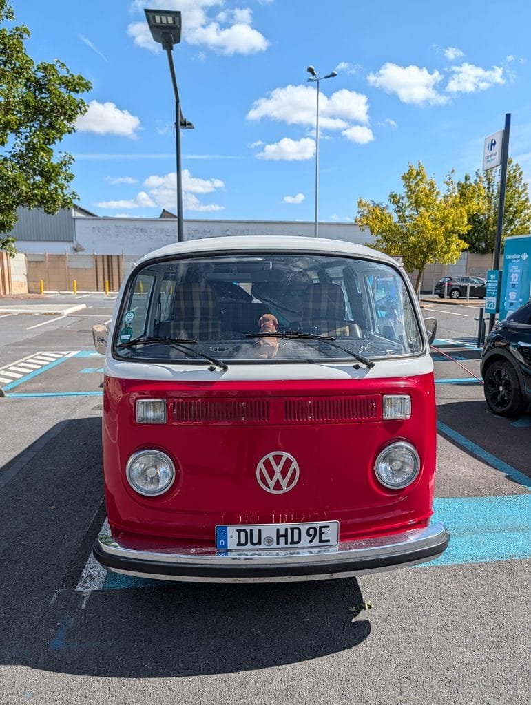 Reims T2 Umbau in rot weiss von vorne