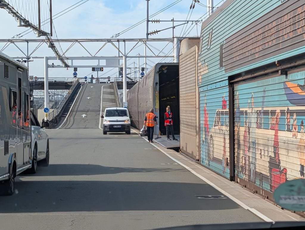 Tag 5 Eurotunnel Gleich geht es rechts in den Waggon