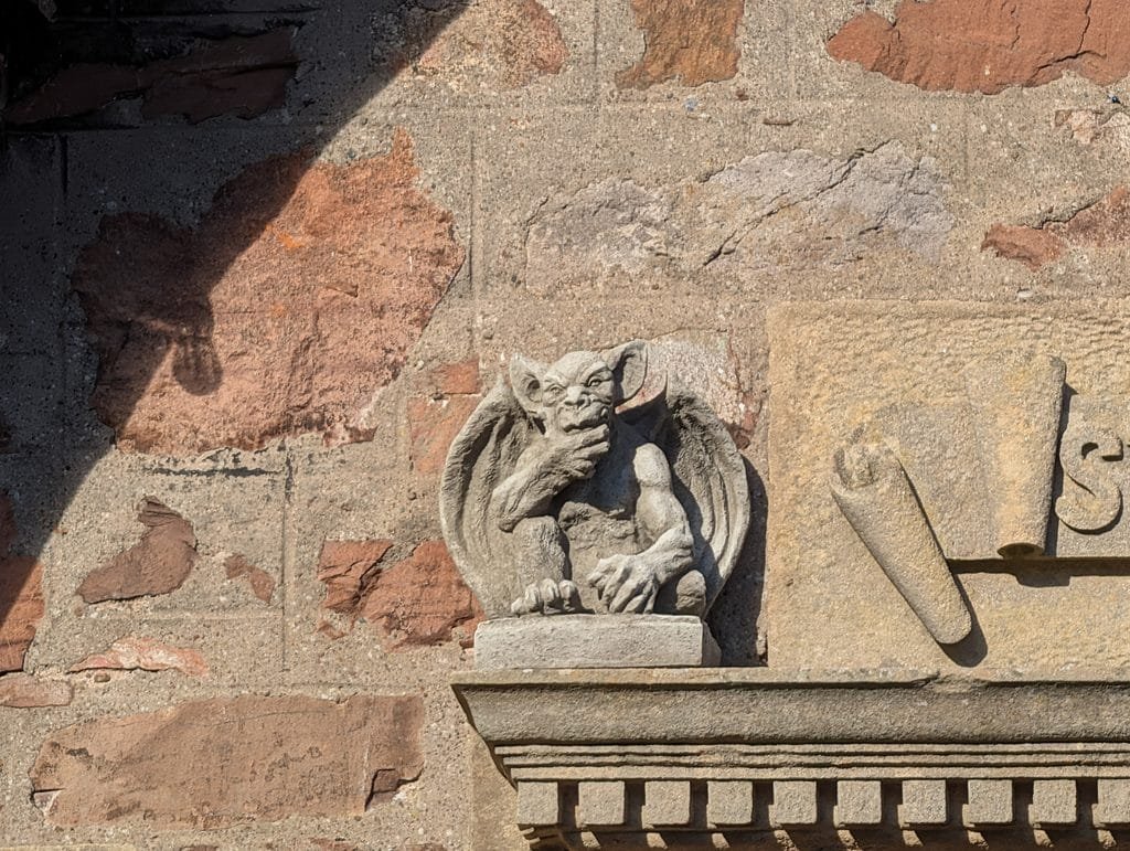 UK 2026 Tag 20 Glasgow Gargoyles in Fintry