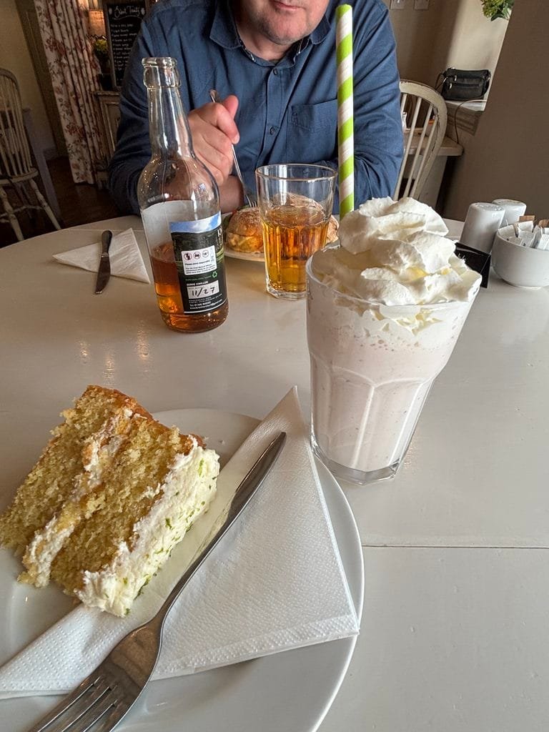 UK 2026 Tag 20 Glasgow Kuchen im Cafe