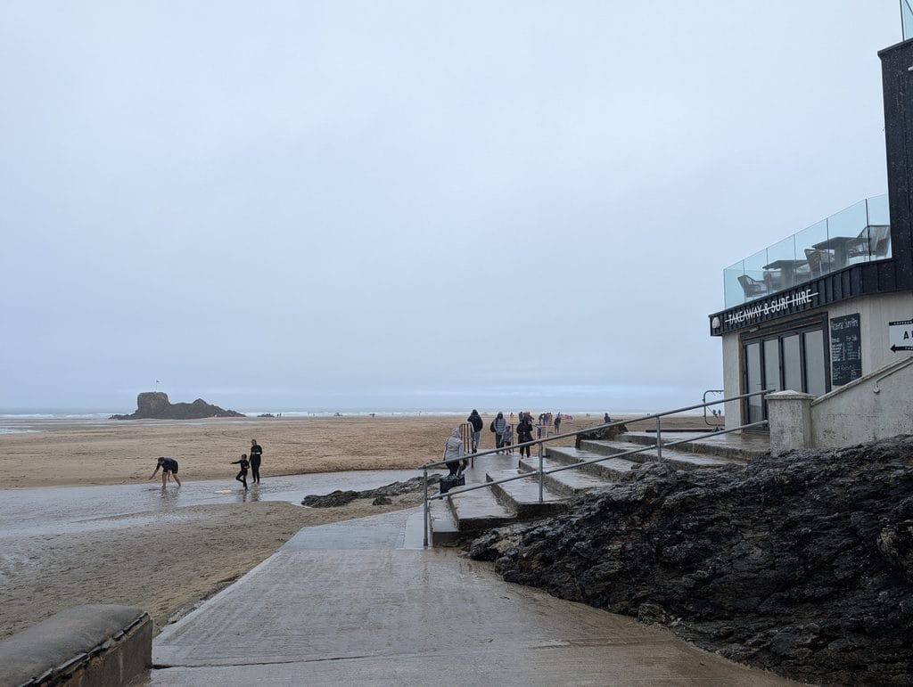 UK 2026 Tag 13 Perranporth mehr Strand bei mehr Regen