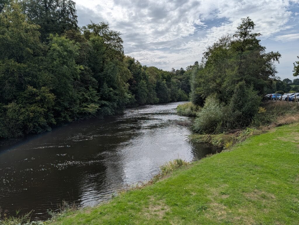UK 2026 Tag 17 Wrexham Der Ausblick auf den Fluss von unserem Platz im Restaurant