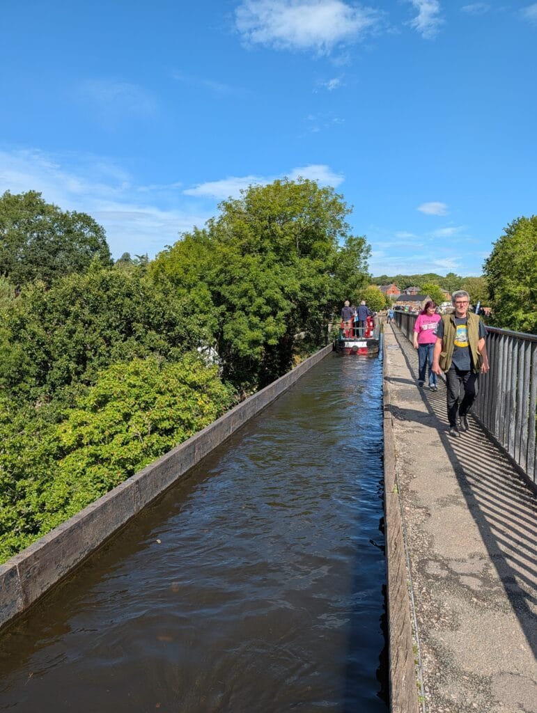 UK 2026 Tag 17 Wrexham Menschen und Boote auf dem Aquädukt