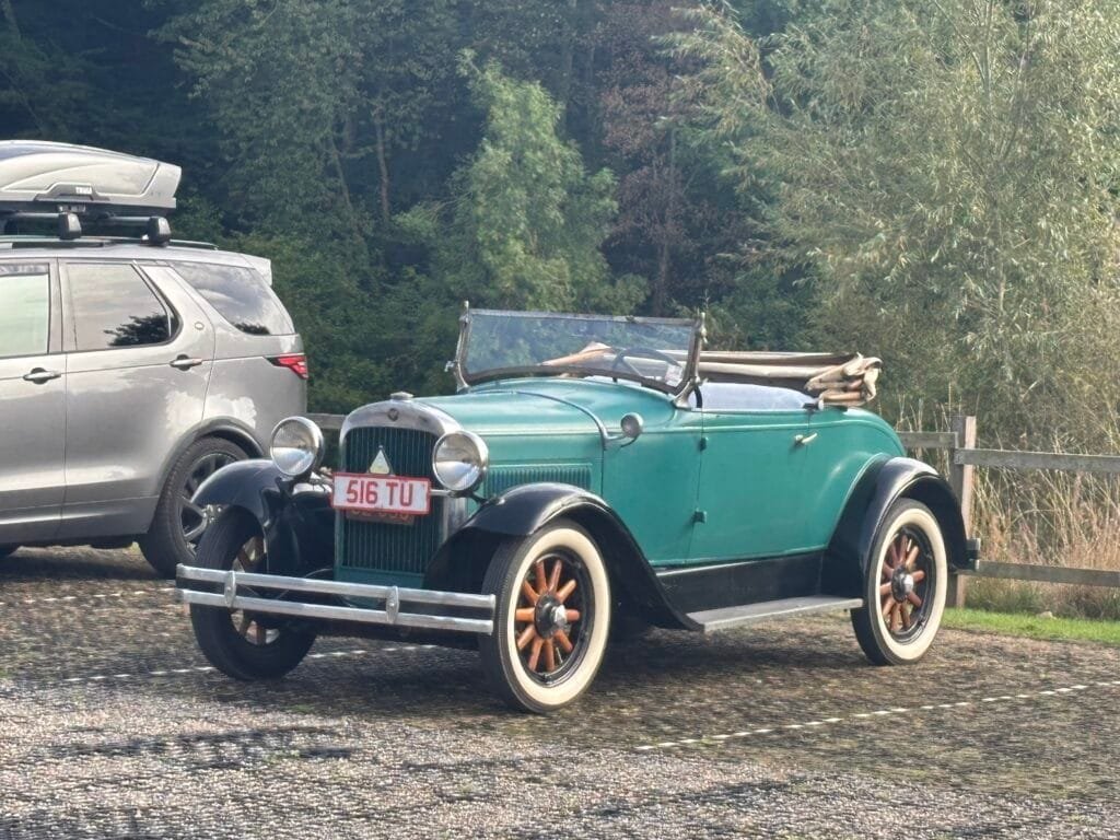 UK 2026 Tag 17 Wrexham Oldtimer beim Restaurant am Fluss