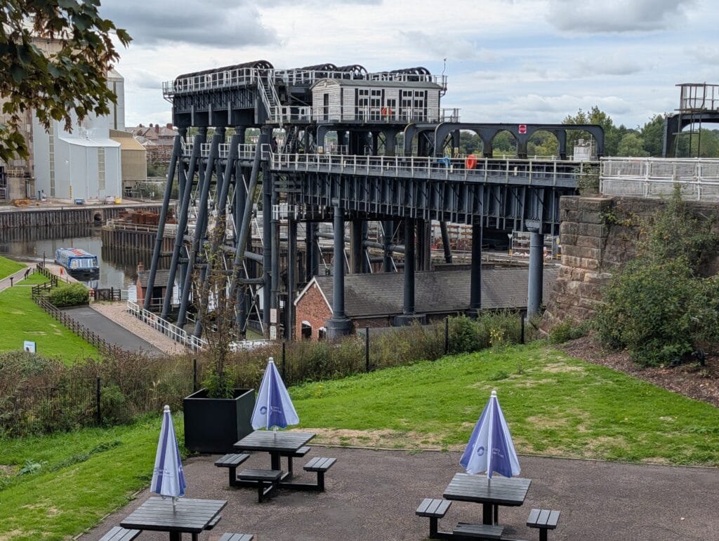UK 2026 Tag 18 Lancaster Anderton Boat Lift von der Seite