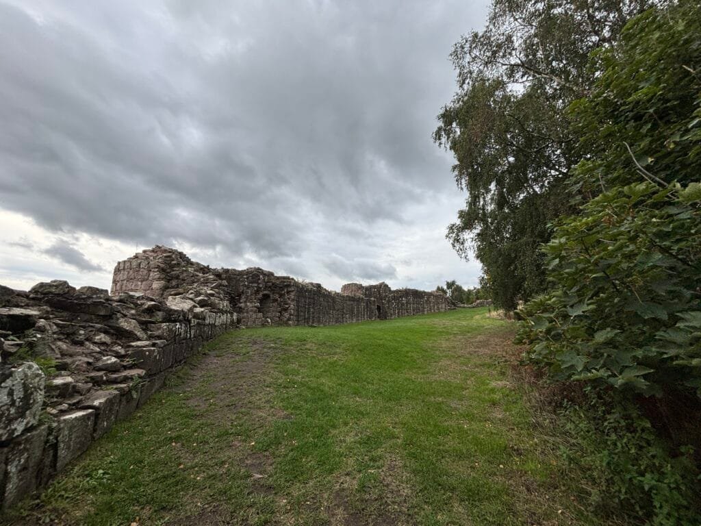 UK 2026 Tag 18 Lancaster Beestone Castle Innere Mauer