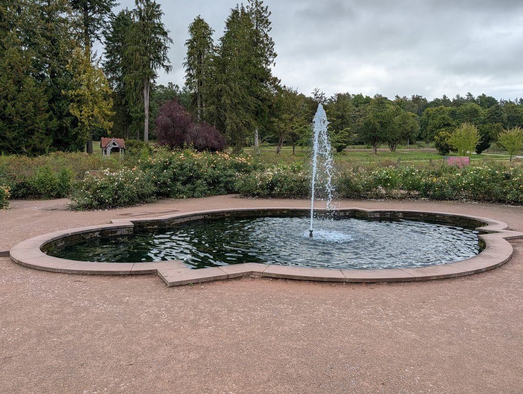 UK 2026 Tag 19 Schottland Lowther Castle Brunnen im Rosengarten
