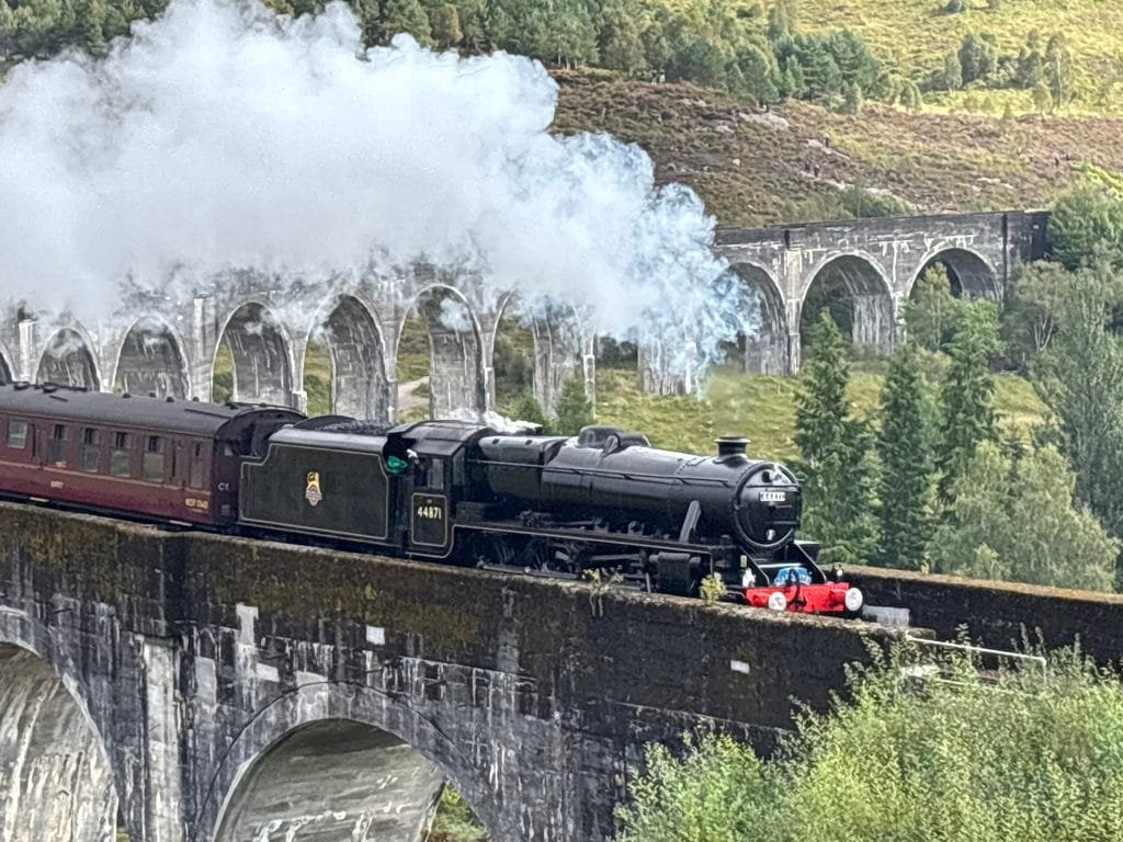 UK 2026 Tag 22 Loch Ness – das Harry Potter Glenfinnan Viadukt mit Zug mit Vergrößerung