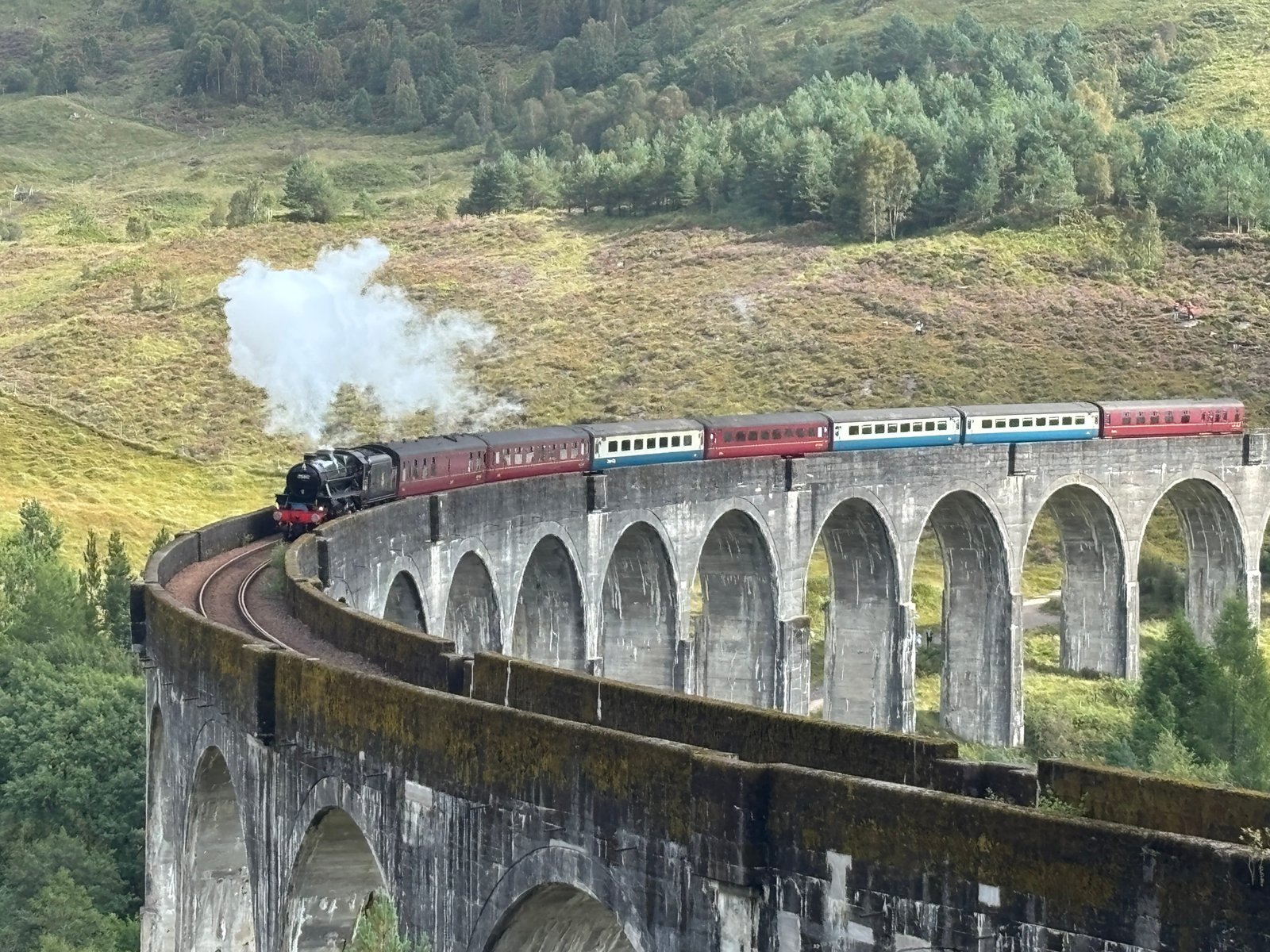 UK 2026 Tag 22 Loch Ness – das Harry Potter Glenfinnan Viadukt mit Zug