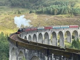 UK 2026 Tag 22 Loch Ness – das Harry Potter Glenfinnan Viadukt mit Zug275x206