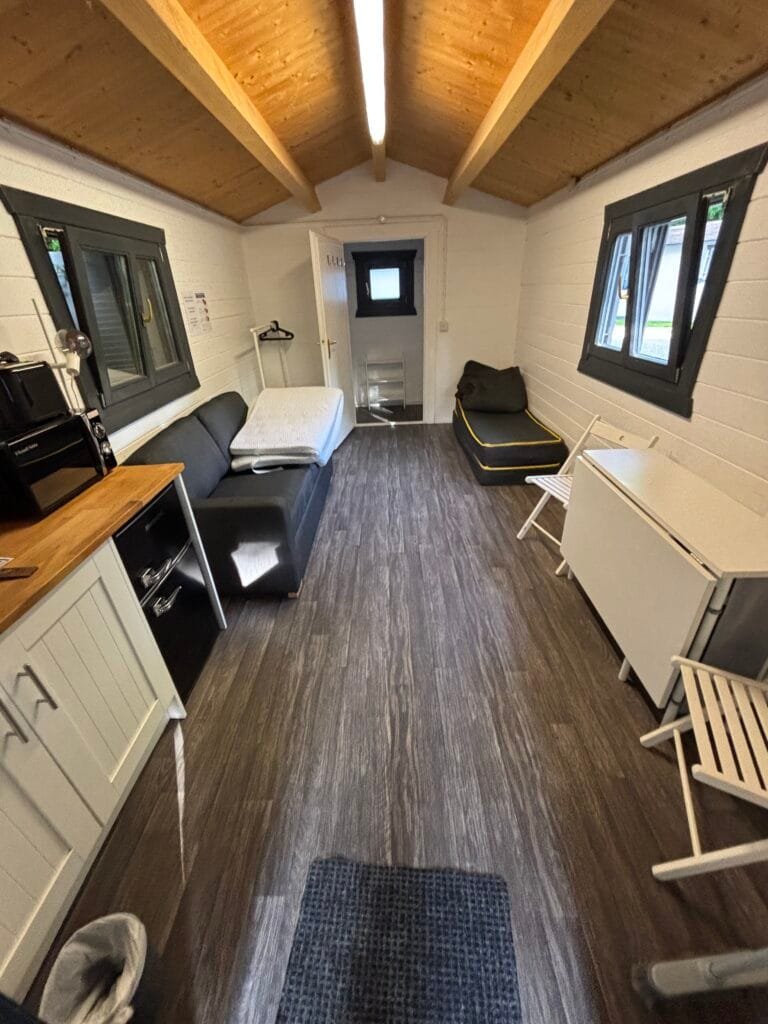 UK 2026 Tag 24 unsere Hütte auf dem Drummohr Camping Platz von Innen