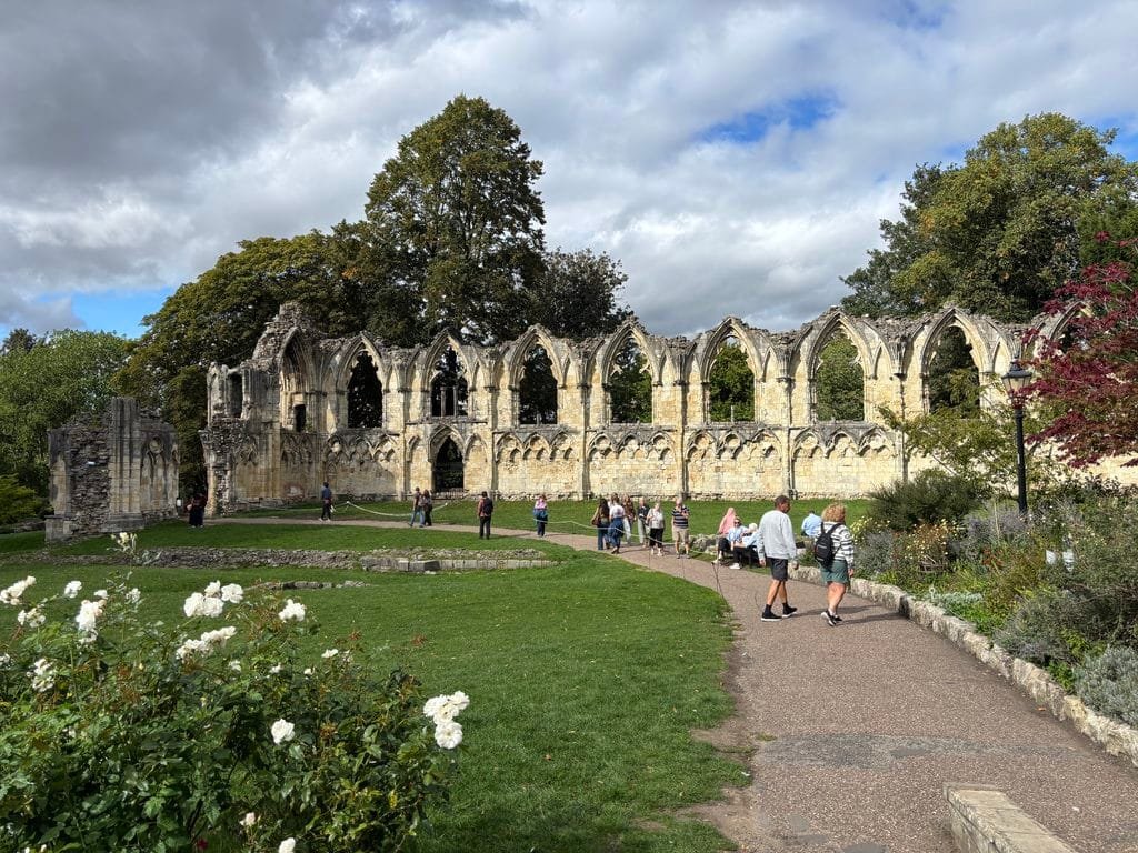 UK 2026 Tag 27 York Ruine im Park