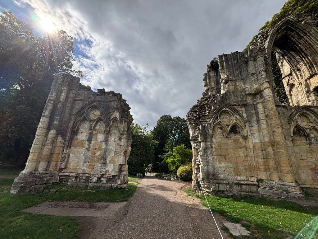 UK 2026 Tag 27 York Ruine im Park 2